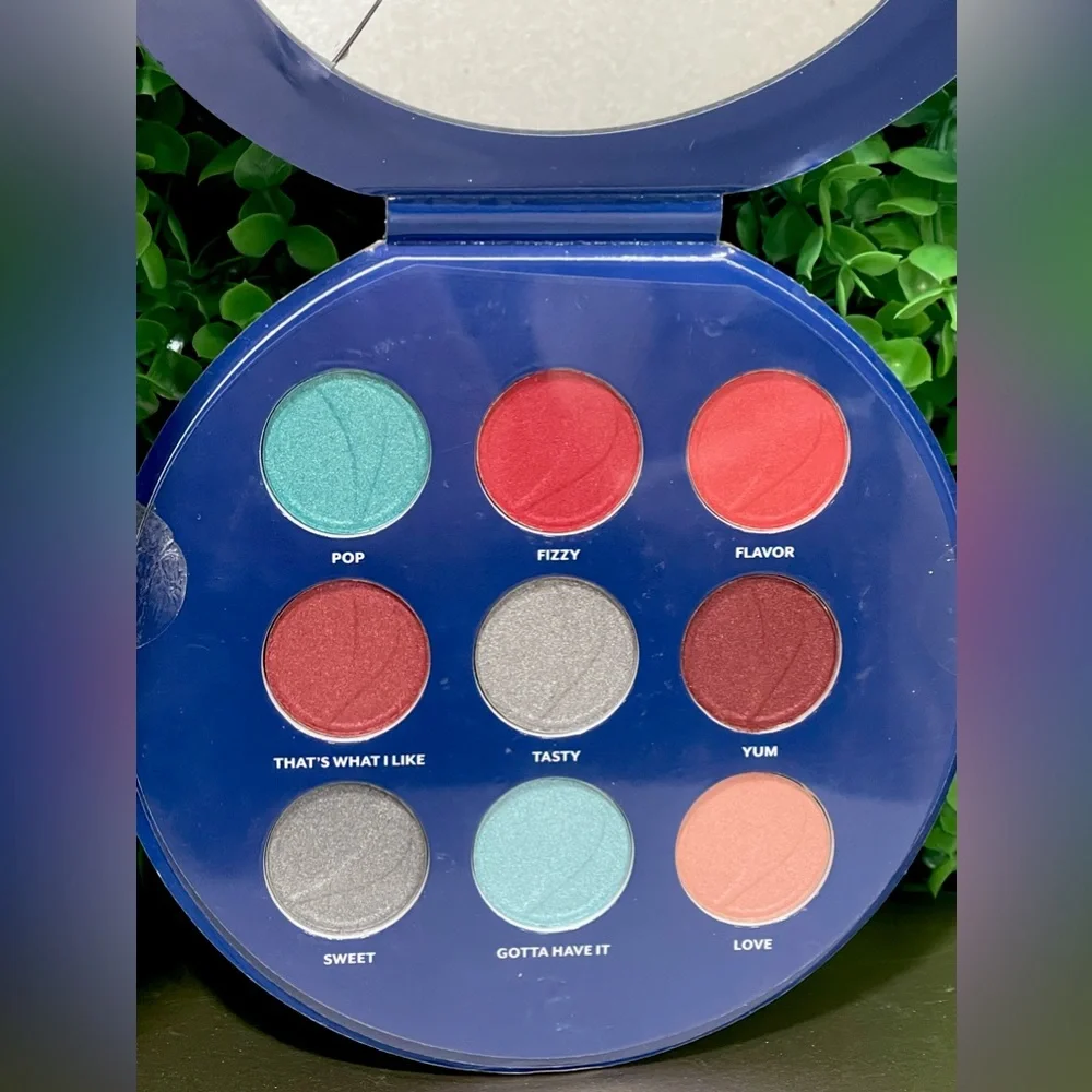 Taste Beauty x Pepsi Eyeshadow Palette